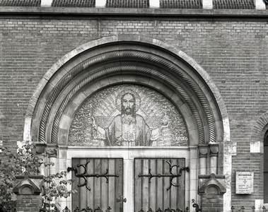 817190 Afbeelding van het door A. Federle ontworpen mozaïek, voorstellende Jezus, boven de hoofdingang van de ...